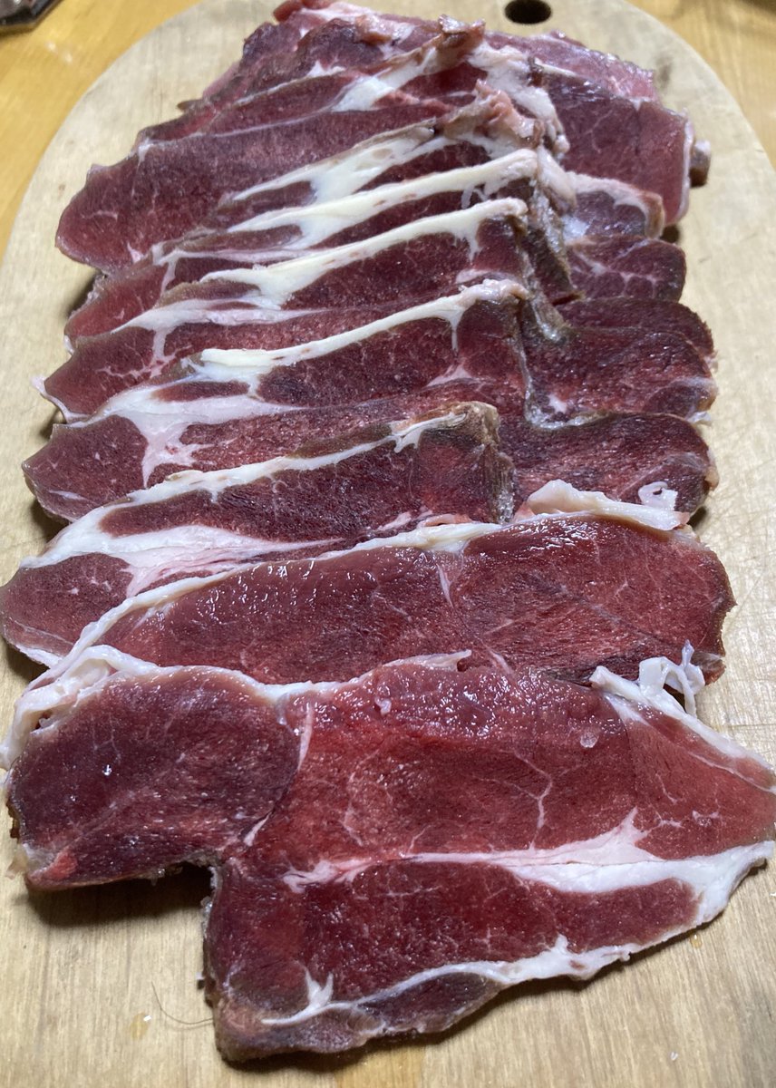 nandenoracoon's tweet image. 猟期前の冷凍庫大整理祭り開催中！
本日は昨年捕まえたシカの焼肉です😋
保存中に真空パックが破れて少しヤケちゃってる💦
そしてアナグマのお肉が行方不明に…💦

楓「今夜はシカ肉だじぇ〜😆姉上もたくさんお酒飲んで食べるじぇ！」