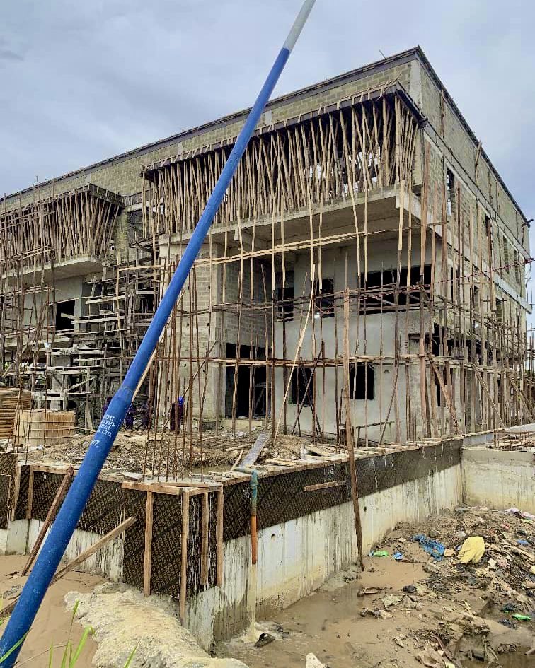 dallasconzut's tweet photo. Building a 10-bedroom triplex with a gym, private lounge, home office, 5-bedroom BQ, and rooftop terrace.

A solid retaining wall was built to keep the foundation strong.

Designed by @spacetrxform
Executed by Dallas Conzut Engineering

#EngineeringDoneRight #ConstructionNigeria https://t.co/5PSVplptC8