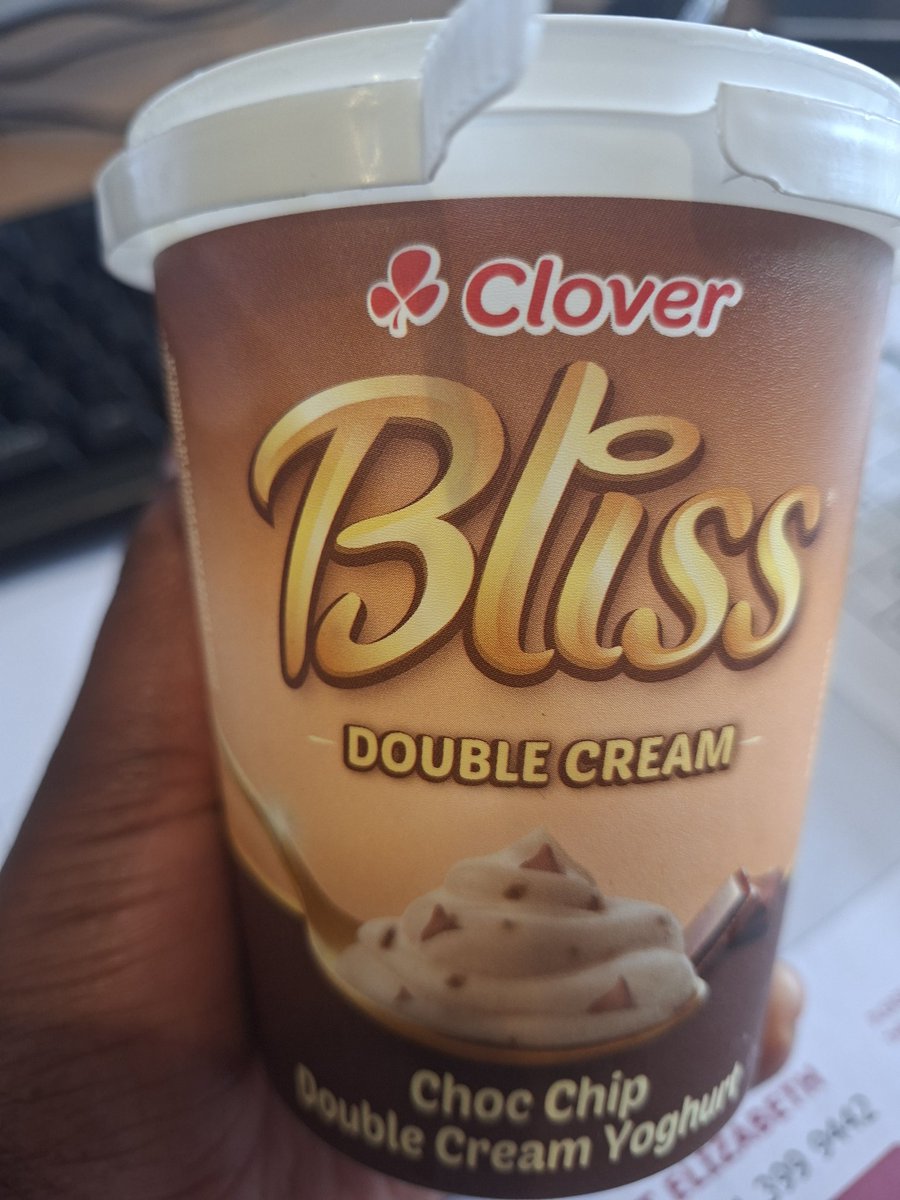 RebelFireStorm's tweet photo. Sengiyadla coz its a gift. Other than that.. this tastes like flavored Vaseline. I dont even wanna touch indaba ye Choc chip. There's nothing Chocolate about whatever chip was added in here 😭😭✋️

Hayi motase 👀 @_CloverSA https://t.co/WrZj3y1dc1