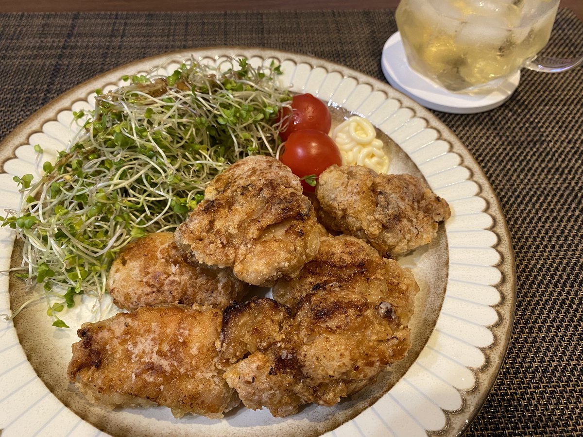 金から。的な見た目の揚げ物。
鍋用に鶏解凍するも白菜ストック切れ、明日外勤だからニンニク抜き、急ごしらえだから味しみしみせず、衣をまとった高カロリー肉が爆誕。唐揚げ作りは計画的に。