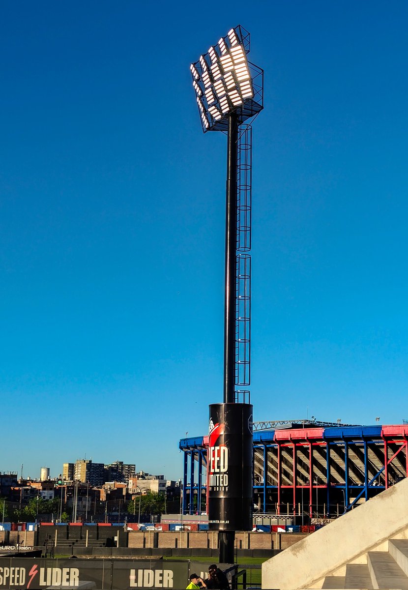 #FloodlightFriday from Guillermo Laza Stadium, home of <a href="/prensariestra/">Deportivo Riestra</a>

Reminiscent, maybe, of the iconic floodlights at José Amalfitani stadium and, in the background, the stadium of <a href="/SanLorenzo/">San Lorenzo</a>.

#riestra #deportivoriestra #malevos #vamosmalevos #somospompeya #bajoflores