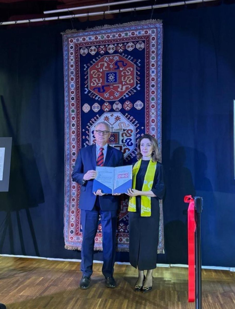 On the eve of the Victory Day, the <a href="/AzEmbassyPoland/">AzEmbassyPoland 🇦🇿</a> 
with support of <a href="/UNESCO_AZ/">National Commission of Azerbaijan for UNESCO</a> 
presented a “Malıbəyli” carpet from the #Karabakh weaving school as a gift to Poland’s Asia &amp; Pacific Museum in Warsaw.  
This symbolic gesture celebrates enduring cultural bonds and mutual respect