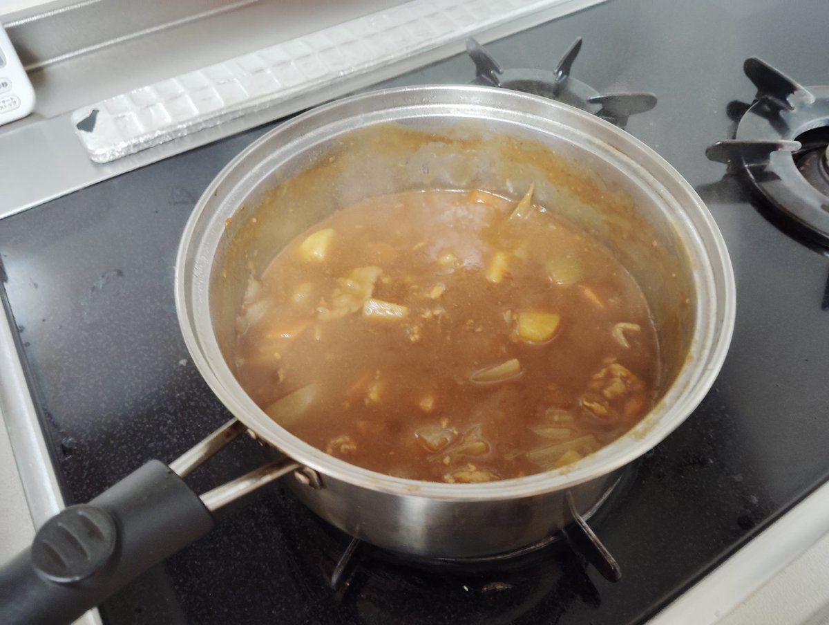 金曜日は買い物が多い日です。
2店舗で買い物したら、17時10分前になってしまいました。
カレーとグリーンサラダ、スープ、果物だったので15分前にはギリギリセーフでした。