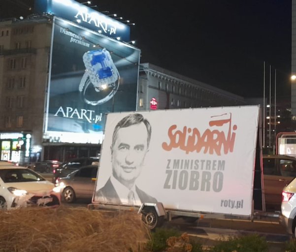 RBakiewicz's tweet image. Kiedy widzimy bandyckie bezprawie i niesprawiedliwość, trzeba reagować.
Dlatego na ulice Warszawy ruszyła taka przyczepa.
Nie odpuścimy tej sprawy. Opór wobec politycznej zemsty i niszczenia państwa prawa będzie coraz większy.

Polacy nie są ślepi. Widzą, co wyprawiają Tusk,…