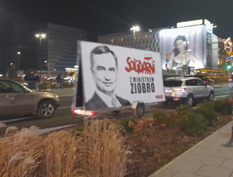 RBakiewicz's tweet image. Kiedy widzimy bandyckie bezprawie i niesprawiedliwość, trzeba reagować.
Dlatego na ulice Warszawy ruszyła taka przyczepa.
Nie odpuścimy tej sprawy. Opór wobec politycznej zemsty i niszczenia państwa prawa będzie coraz większy.

Polacy nie są ślepi. Widzą, co wyprawiają Tusk,…