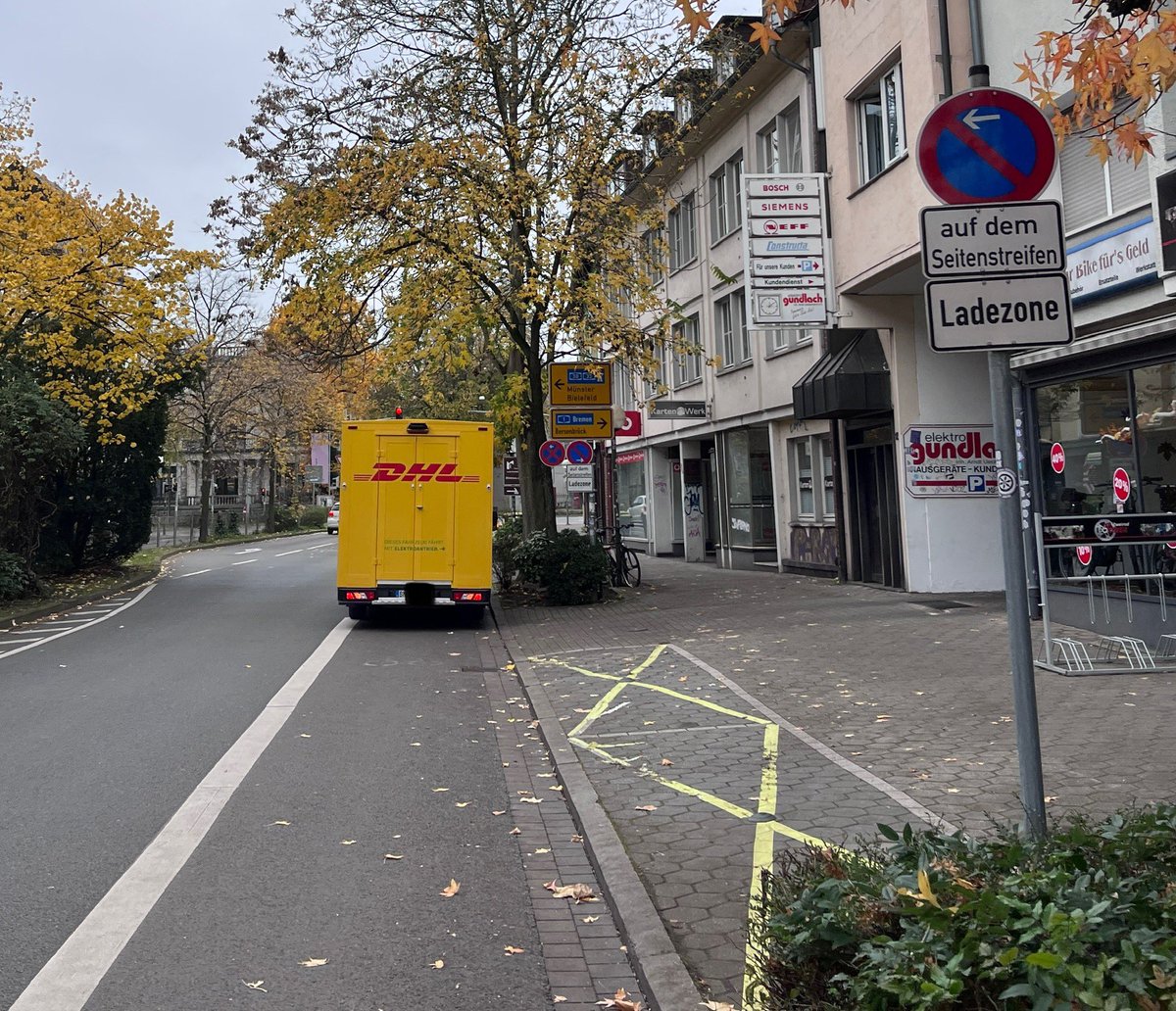 Gleich ZWEI Parkplätze zur Ladezone gemacht, damit nicht mehr auf dem Radfahrstreifen gehalten wird. Was muss denn noch passieren?

Und nein, die waren nicht besetzt, als er kam. Ich hab es alles beobachtet und ihn auch drauf hingewiesen…