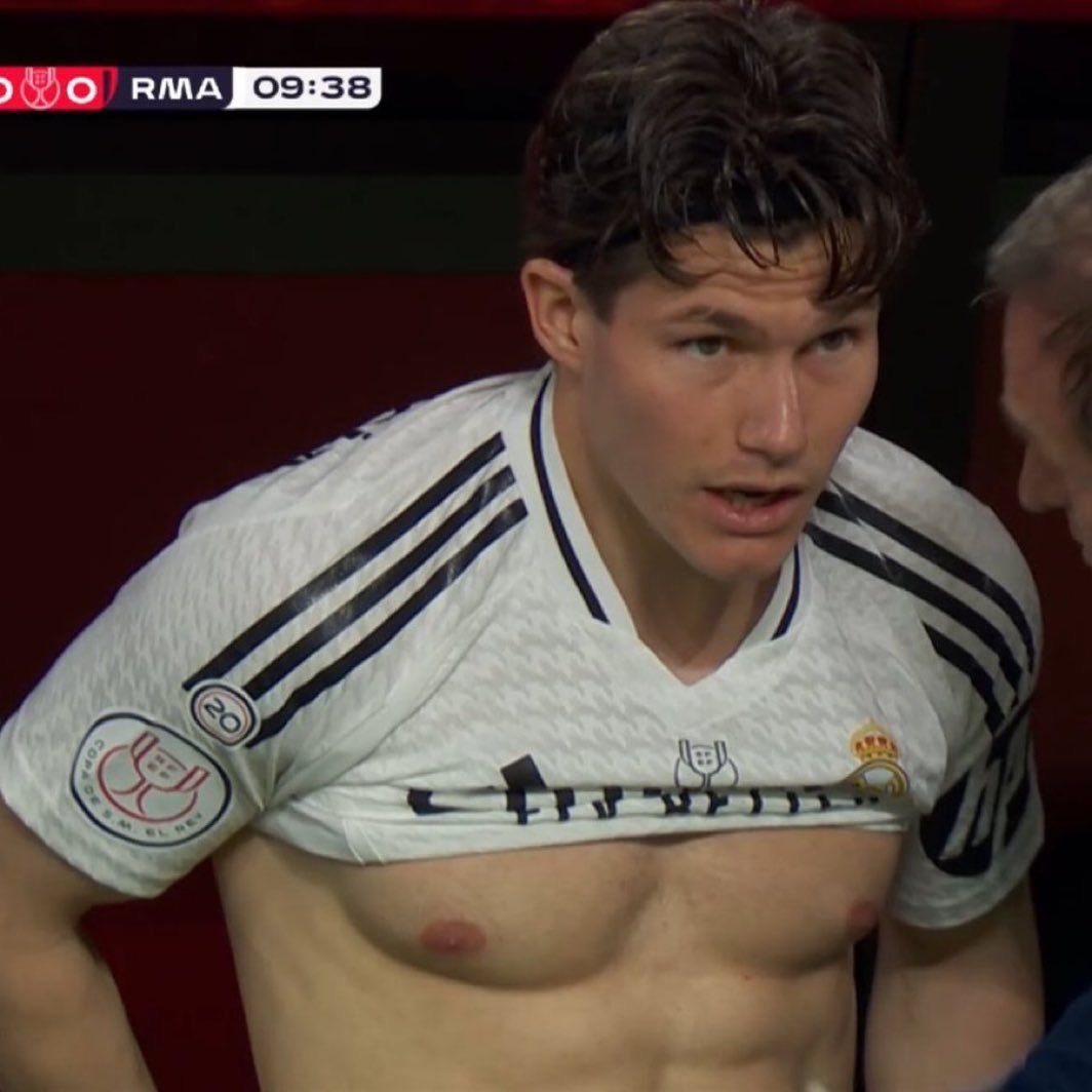 Pedrizinto's tweet image. How do i fit this in my header?