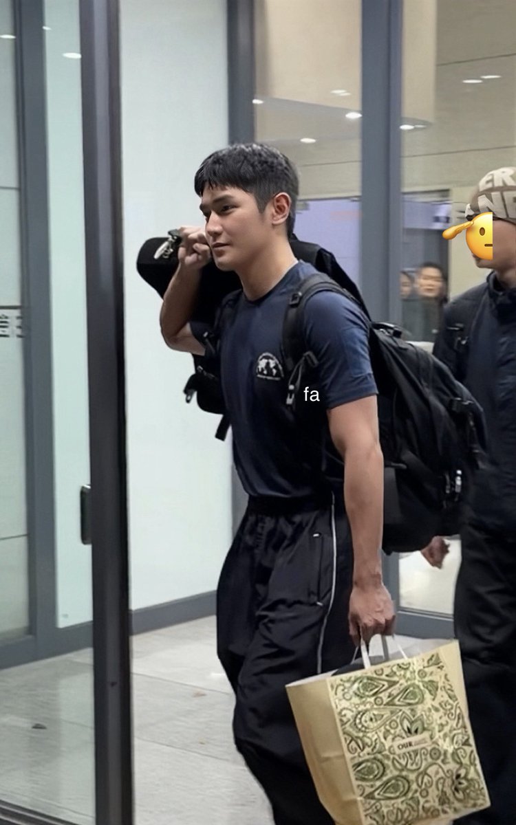 Umm.. 아우어가 한때 형 최애 빵집이니까 손에 들린 건 이해가 가는데
갑자기 동생이 아우어 간 인증샷을 보여주는 건 당황스럽죠

<<오랜만에 hmm.. 🤔..ㅇㅈㄹ 어거지로 동툥 의심스럽다고 하는 거 잼잇다