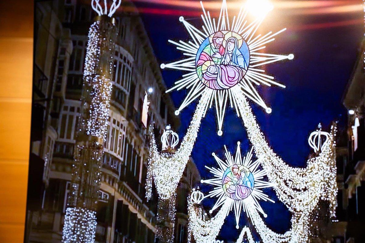 malaga's tweet photo. Málaga estrena diseño navideño en calle Larios y refuerza su compromiso con la sostenibilidad.

Más información 👉 https://t.co/QK9SQVgu3L https://t.co/4EsdRrXdAI