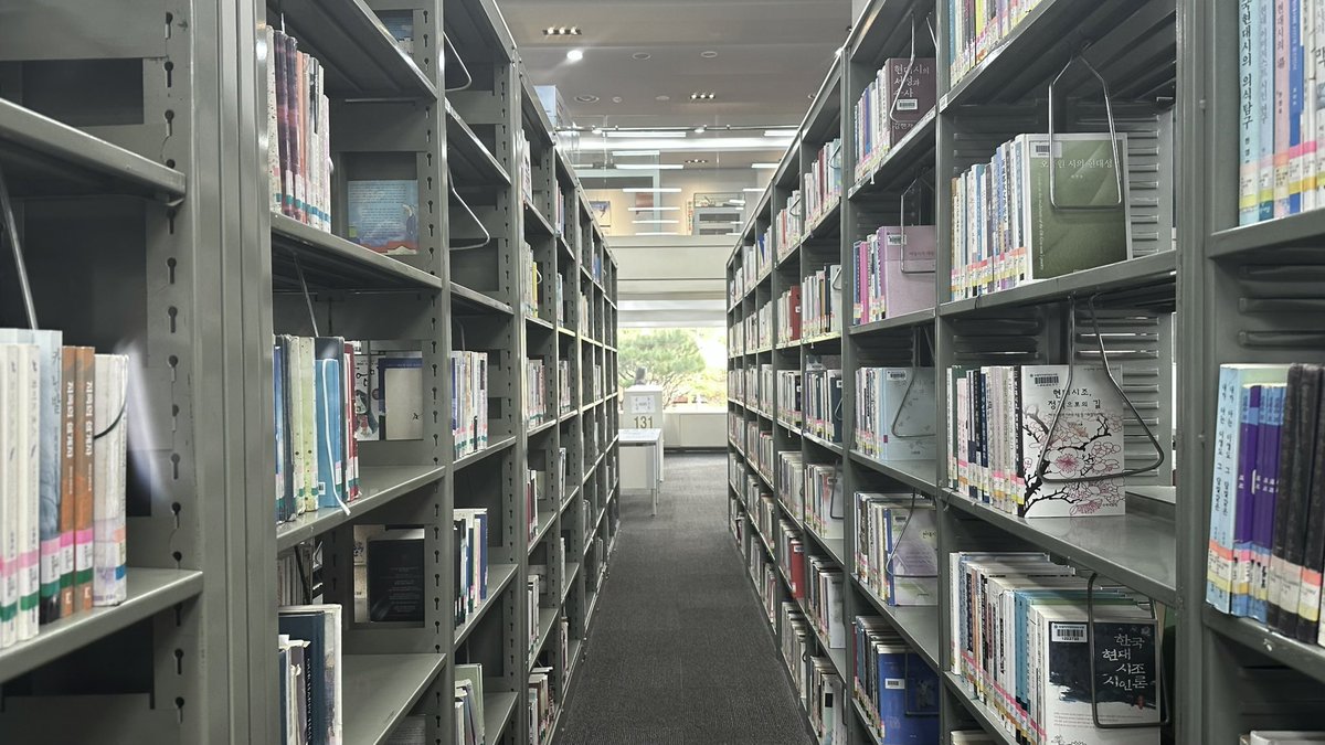 내 학교 좋은 이유
: 여성문학관이 있음.
여기서 아무 책이나 뽑아들어도 다 여성들의 책인거야.