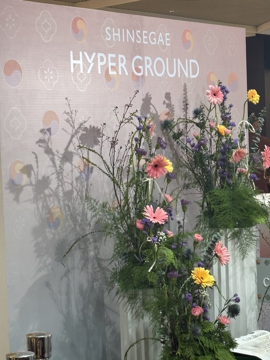 The stage looks like a fairytale 🌸🌺🌹🌷🌻

So pretty 🤩 

SHINSEGAE CENTRAL WITH BUILD #SHINSEGAExCentral #SHINSEGAEHyperGround 
📸 ctto