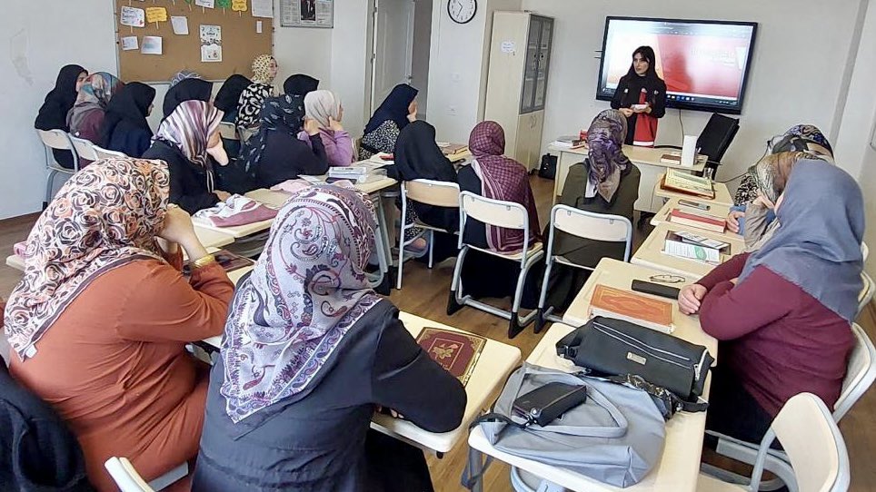 📌 İl Müdürlüğümüze bağlı Tosya Sosyal Hizmet Merkezi Müdürlüğümüz tarafından Hafız Recep Efendi Yatılı Kadın Kuran Kursu öğrencilerine ‘Madde Bağımlılığı ve Kadına Yönelik Şiddetle Mücadele’ konularında farkındalık eğitimi verildi.