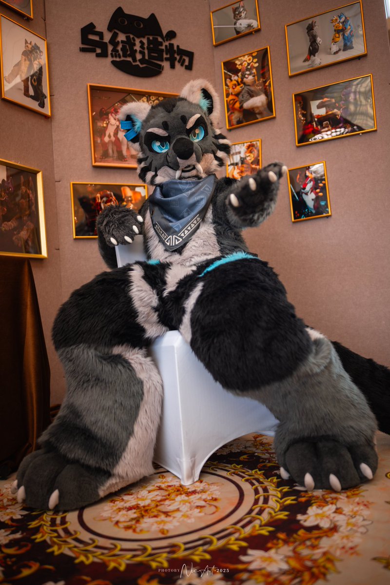 😋😋😋😋
#fursuitfriday