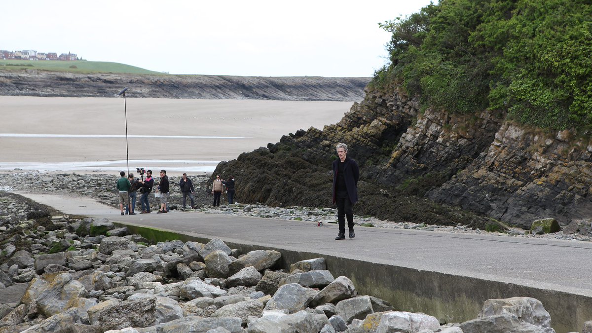 brinatello's tweet photo. Behind the scenes of Peter wearing the Union Jack parachute and with Ingrid. Filmed on Southerndown Beach in Wales, also known as Dunraven Bay. #DoctorWho #TheZygonInversion #PeterCapaldi #TwelfthDoctor #IngridOliver #Osgood https://t.co/R6Q1jsBrcG https://t.co/IFbwQl7VpR