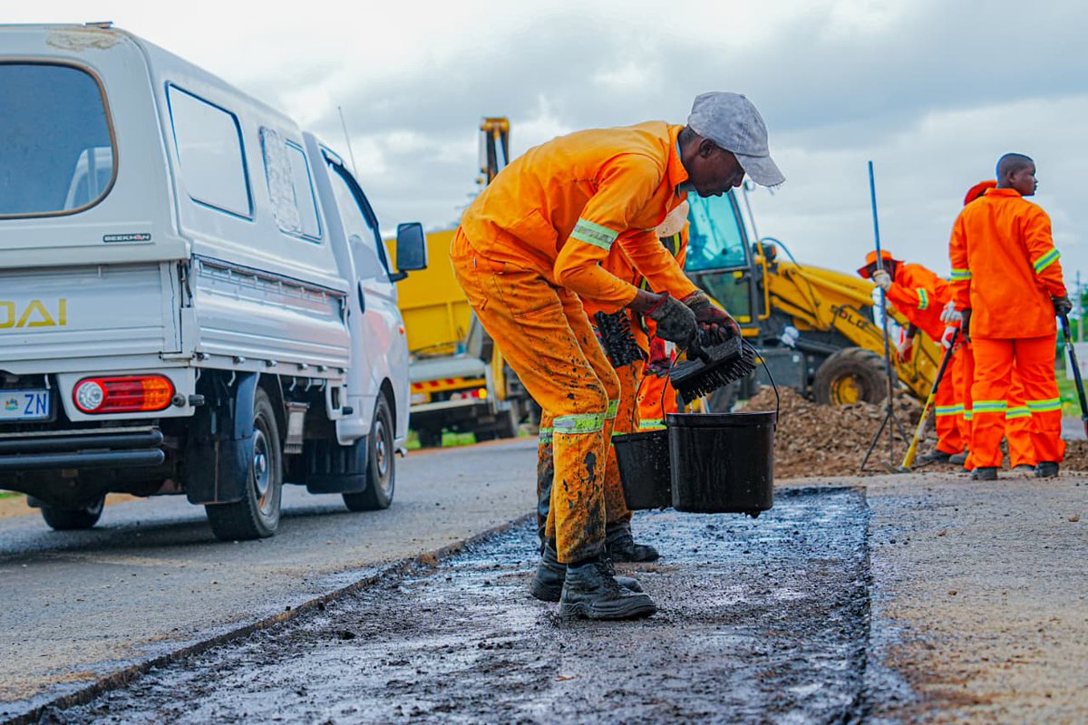 Dotransport's tweet image. @SANRAL_za manages national roads and has a network of 23 512 KMs of paved roads

Provinces are responsible for just over 270 000 KMs (46 500 paved KMs) while the municipal network is estimated at over 320 000 KMs (88 000 KMs paved of the proclaimed network 
#ValaZonke