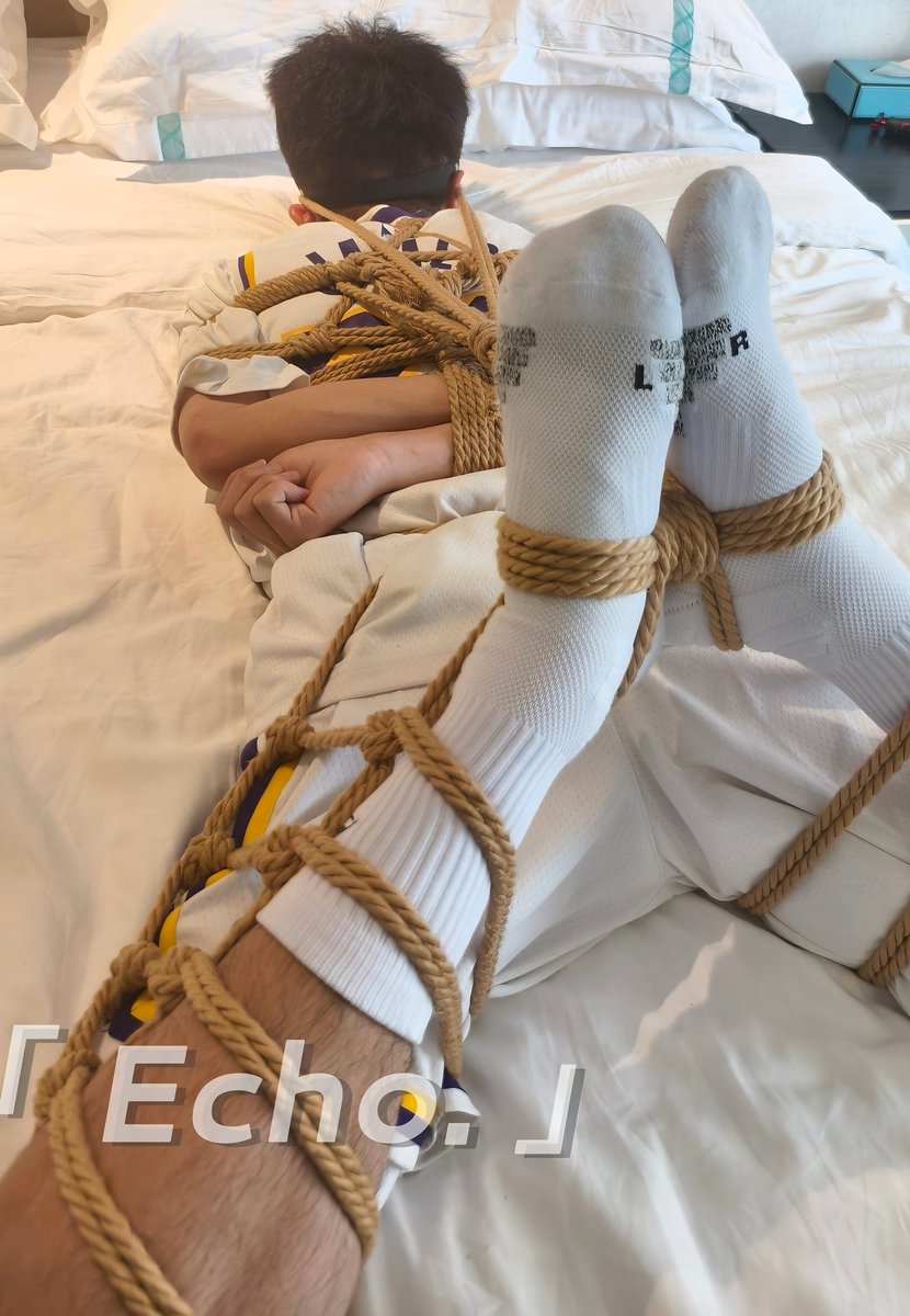 因为自己的原因导致输掉比赛，男大被教练要求赛后进行一场特殊的“加练”
全身紧缚，蒙眼堵嘴后～
“先从柔韧性和耐力开始锻炼，你就这么好好呆着吧，明天我再来给你解开”
“呜呜呜～”徒留房间内无助的挣扎