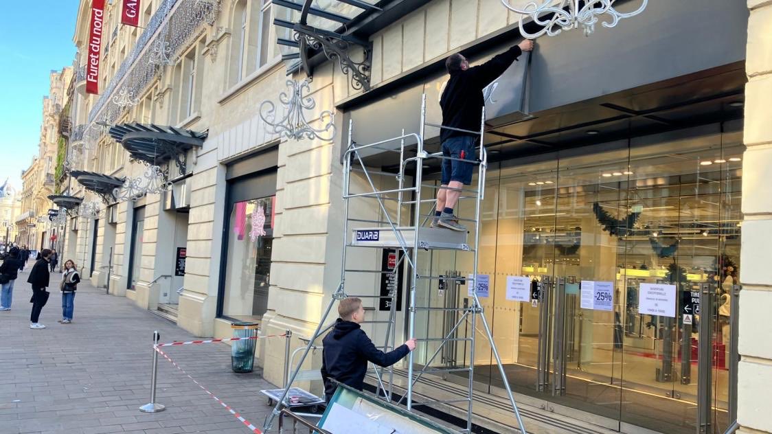 Arrivée de #Shein à Reims : l’enseigne Galeries Lafayette décrochée ce matin rue de Vesle lunion.fr/id762626/artic…