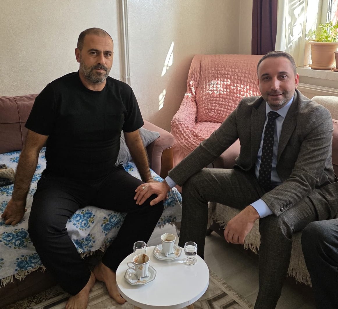 Elazığ Belediyesi Ulaşım Hizmetleri Müdürlüğü’nde görev yapan değerli üyemiz Emrah Biçer’i, geçirdiği operasyon sonrası evinde ziyaret ettik.
Kardeşimize geçmiş olsun dileklerimizi iletiyor, en kısa sürede sağlığına kavuşmasını temenni ediyoruz.