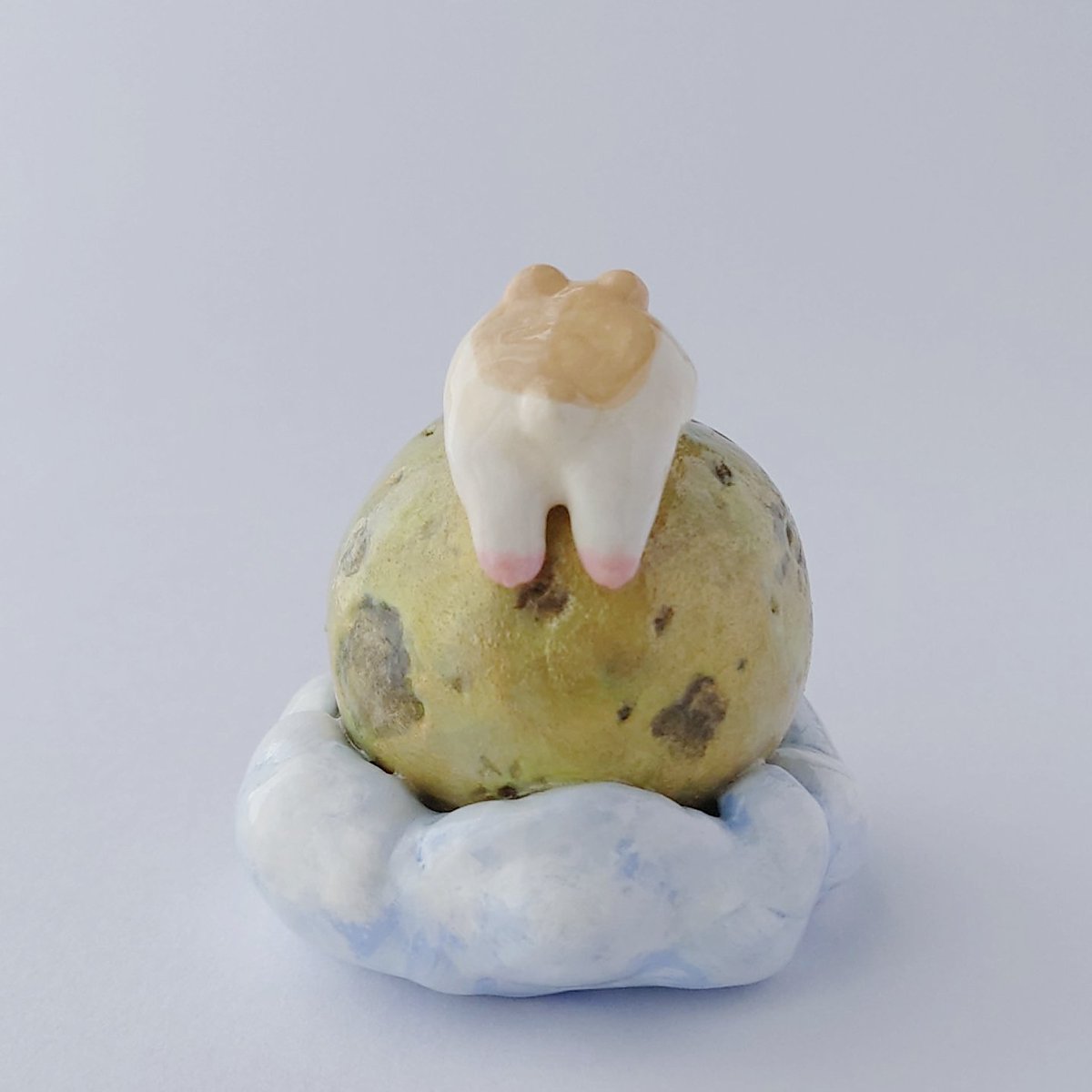 月の上で読書をたのしむハム・旅行雑誌編です
真剣な表情で読んでいます