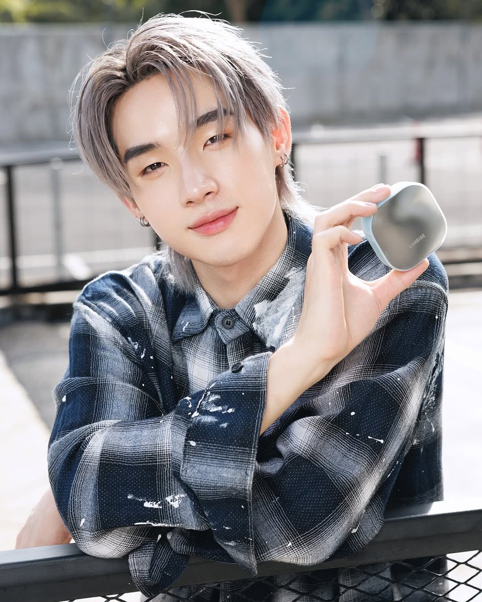 HongofficialTH's tweet image. 🍦IG — hongshihoshi Posted
🗓 07 / 11 / 25

ผิวดูชุ่มฉ่ำแบบไม่เยิ้ม คือที่สุดของคำว่า “ใสสุขภาพดี” 🌤
เบาแต่ปกปิด เนียนแต่ไม่หนา
#LaneigeThailand #NeoCushionMewy #MEWY #MatteMeetsDewy

🔗 — instagram.com/p/DQwOQPqgV6M/…

➖  
#hongshihoshi 
#LYKN