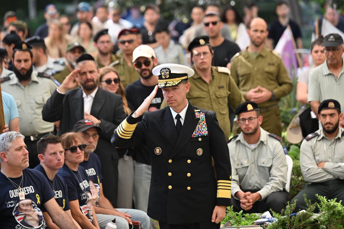 🚨 A truly exceptional event: CENTCOM commander, Admiral Brad Cooper, salutes the grave of IDF Captain Omer Nautra, of blessed memory, who was returned from Hamas captivity, and delivered a eulogy at the military funeral.