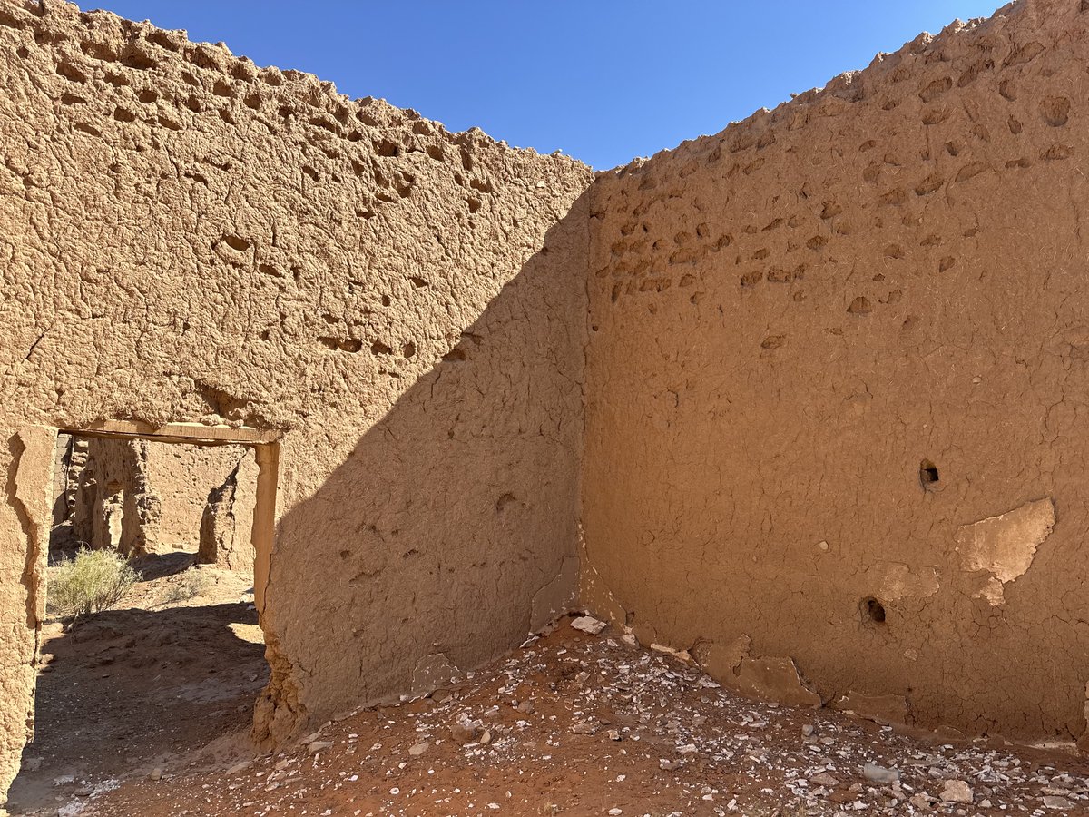 في الطريق من #الكويت إلى #الزلفي مررنا على أطلال قصر الشيخ بندر بن عبدالعزيز بن ماجد الدويش، أحد مشايخ قبيلة مطير ، وأمير أم الجماجم في #السعودية 
وُصف في قصائد مدح عديدة بصفات مثل الكرم والشجاعة، كما في هذا البيت: 

بندر يوريك المعزّه الياجيت،،
طبعٍ لبوعبدالعزيز وطبيعه