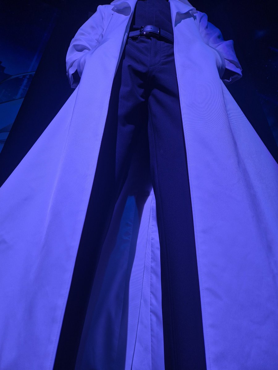 전에 본 고간샷이 너무 인상깊어서 해보았는데 고간샷이라기엔 좀 애매하고 로우앵글정도 같습니다