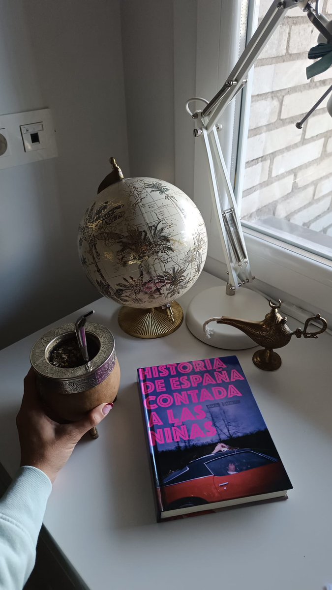 remap_europe's tweet image. 🍁🍂Cozy season is here for all fall lovers, and there’s no better plan for a rainy day than to stay home and get a good reading session in. Time to cozy up! 🌧️🧣

What’s your reading set up like? Let us know in the comments! 🌟

#REMAP #reading #fall #books #cozy #november