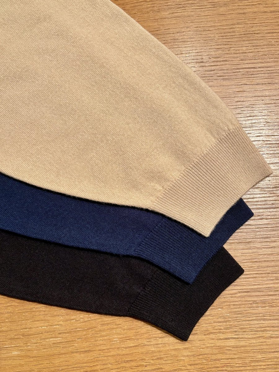 MANOAinter's tweet image. New Arrival🐏ottod‘Ame

さらっとした風合いが魅力なメリノウール100%タートルセーター。冬コート下に着るセーターとしても丁度良い薄さで、インにTシャツのレイヤーもしやすい、使い勝手の良いタイプ。幅広ラグラン袖で、さり気なくデザインアクセントが効いてます👏
ベージュ、ネイビー、黒¥29700