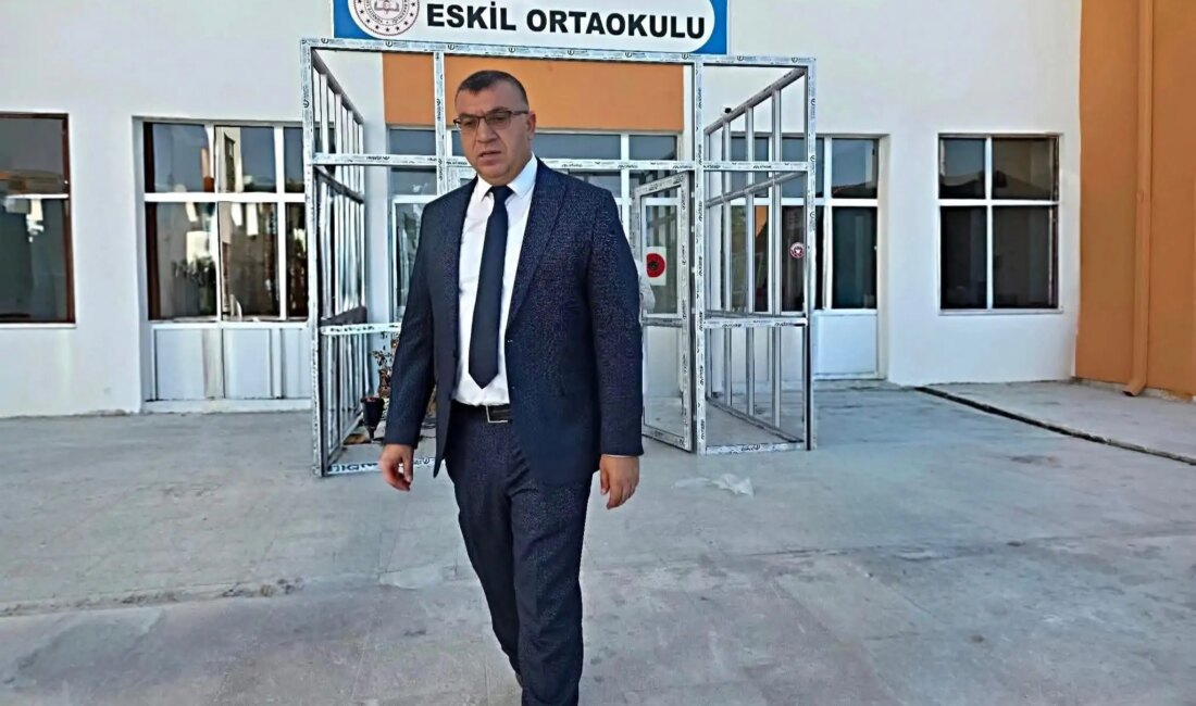 Aksaray’ın Eskil ilçesinde İlçe Milli Eğitim Müdürü İbrahim Kılıçer’in çocukların uzay ve bilim merakını geliştirmek amacıyla iki katlı kütüphane yaptırdı ve kütüphaneyi teleskop gibi birçok araştırma materyalleriyle donattı. 

İlçenin AKP’li Belediye Başkanı Cüneyit Orhan Toprak