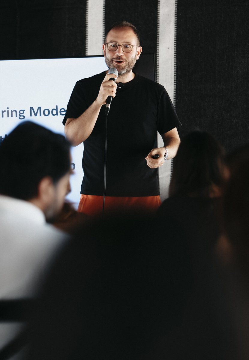 Çok farklı olmamakla beraber çokça iş kolunu bir arada götürünce doğal olarak "sen tam olarak ne iş yapıyorsun" sorusu ile sıkça karşılaşıyorum. Cevabım hep kişiye özel oluyor, o kişinin firması ne işle uğraşıyorsa onun işini kolaylaştırmak için yaptığım hizmetten bahsediyorum.