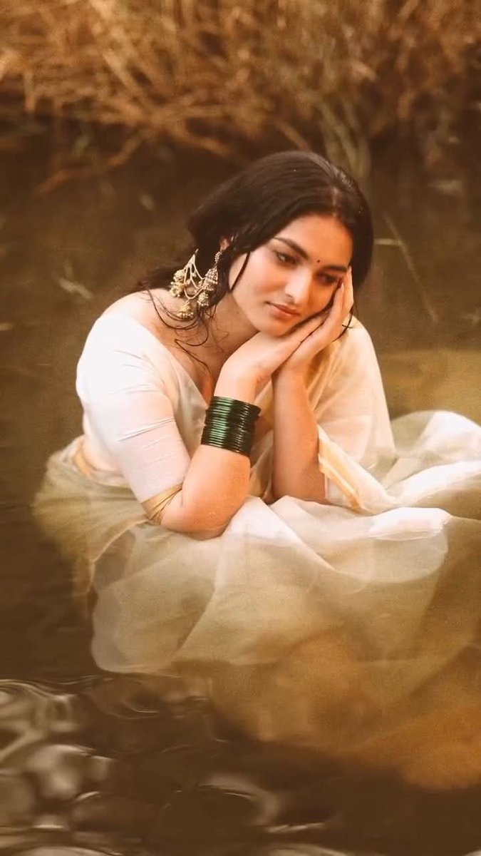 وُہ عکسِ موجۂ گُل تھا ، چمن چمن میں رہا،،
وُہ رَنگ رَنگ میں اُترا ـــــ کِرن کِرن میں رہا،،

وُہ نام حاصلِ فن ہو کے میرے فن میں رہا،،
کہ رُوح بن کے مِری سوچ کے بدن میں رہا،،،

  سکونِ دِل کے لیے مَیں کہاں کہاں نہ گئی 
مگر یہ دِل ، کہ سدا اُس کی انجمن میں رہا،،

#سوچ_کا_سفر
#انجم