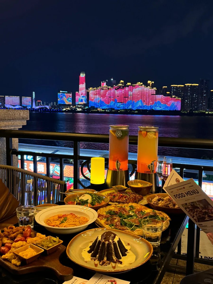 Kevv_h's tweet image. 长沙）记住这里！！！花小钱装大杯！！！
长沙渔人码头这里！边喝酒边看一线江景，夜幕落下真的很有氛围感！不得不说在这约会是真的很浪漫诶！人均才50左右，花小钱装大杯！！！ #长沙打卡#长沙美食#长沙小滋味 #长沙小滋味 #长沙拍照#餐酒吧#氛围感餐厅 #约会餐厅 #生日餐厅 #国庆划得来逛吃指南
