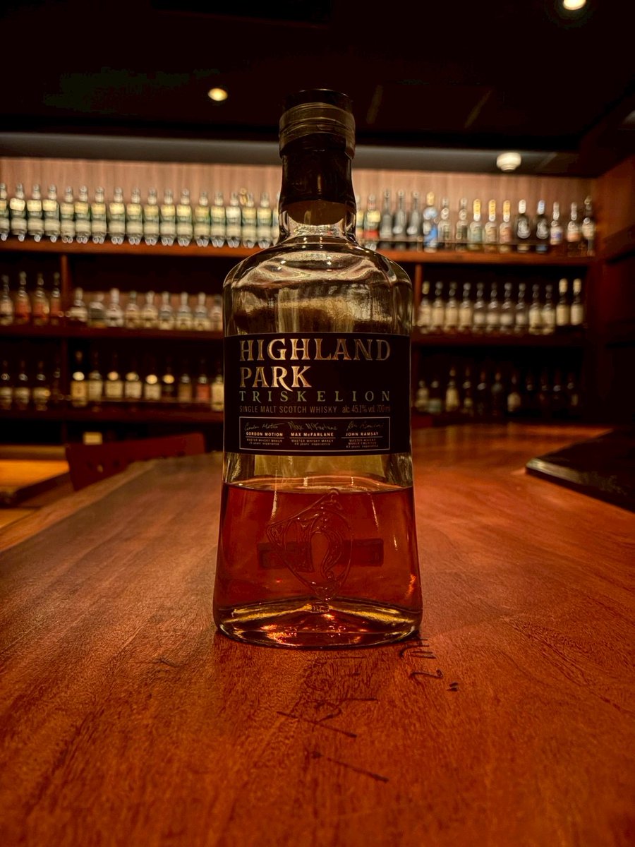 SipBar's tweet image. ハイランドパーク トリスケリオン

蒸留所の歴代ブレンダーが樽をセレクトしヴァッティングをしたトリスケリオン

ハイランドパークの特徴であるヘザーハニーの甘さに、ふんわりと香るピートスモークとのバランスが最高の一本✨

#TWLC
#XWC