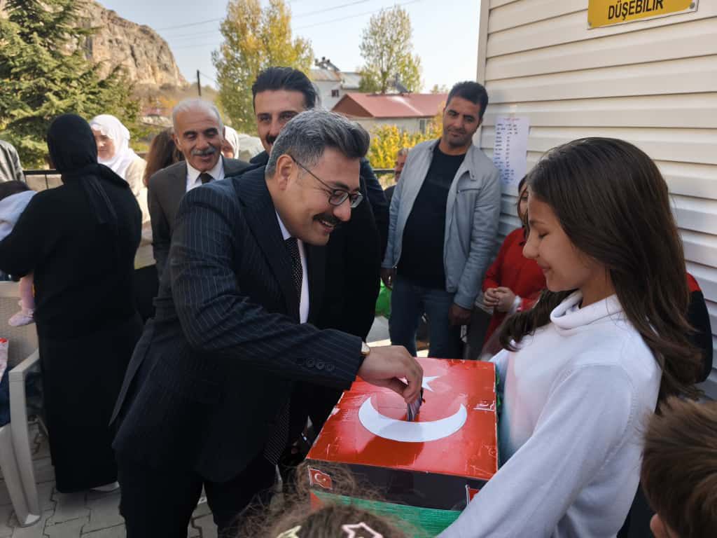 Kaymakamımız Sayın Nurhalil ÖZÇELİK, Hıdırşah İlkokulu ve Ortaokulu Tarafından Düzenlenen Gazze’ye Destek Kermesine Katıldı.

📌İlçemiz Hıdırşah İlkokulu ve Ortaokulu tarafından, Gazze’de yaşanan insani krize dikkat çekmek ve yardım amacıyla düzenlenen “Gazze’ye Destek Kermesi”