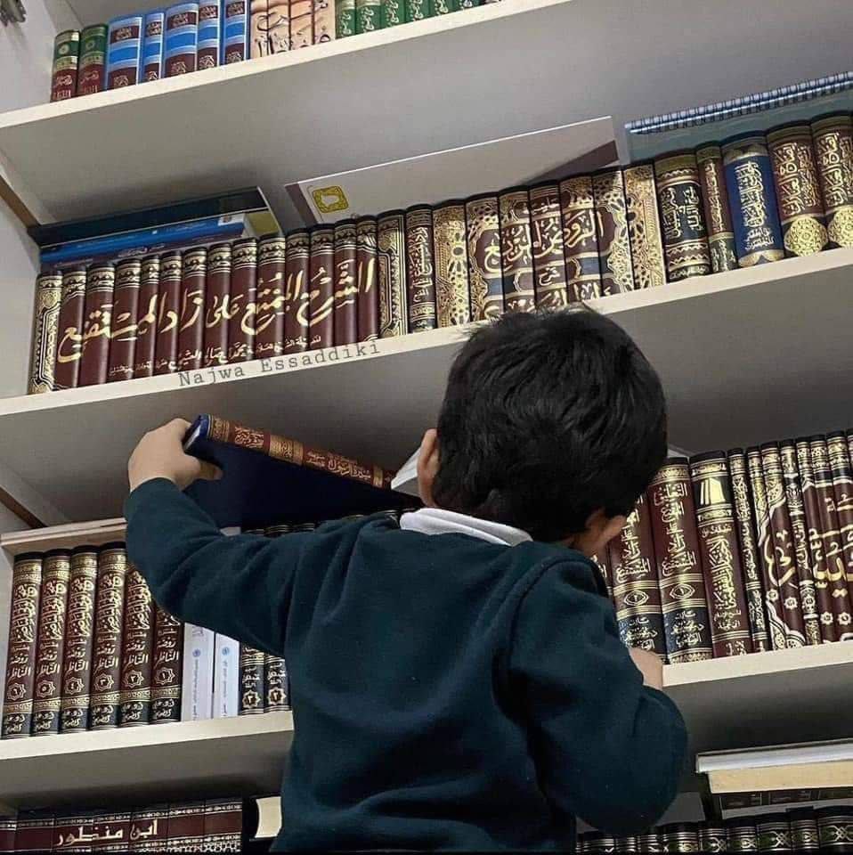 ودّع رجل صديقاً له فقال له "استعن على وحشة الغربة بقراءة الكتب فإنها أَلَسُنٌ نَاطِقَةٌ وَعُيُونٌ رَامِقَة ٌ".
تقييد العلم : ١٢٤.