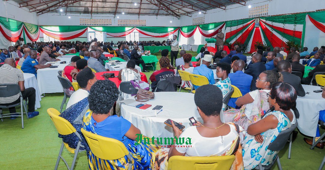CnddFdd's tweet image. #Burundi Au lendemain des élections législatives et communales; des congrès zonaux, communaux et provinciaux, le Secrétaire Général du Parti @CnddFdd Très Hon. @R_Ndikuriyo a entamé une tournée provinciale d’orientation et d’échanges à l’intention des nouveaux responsables…