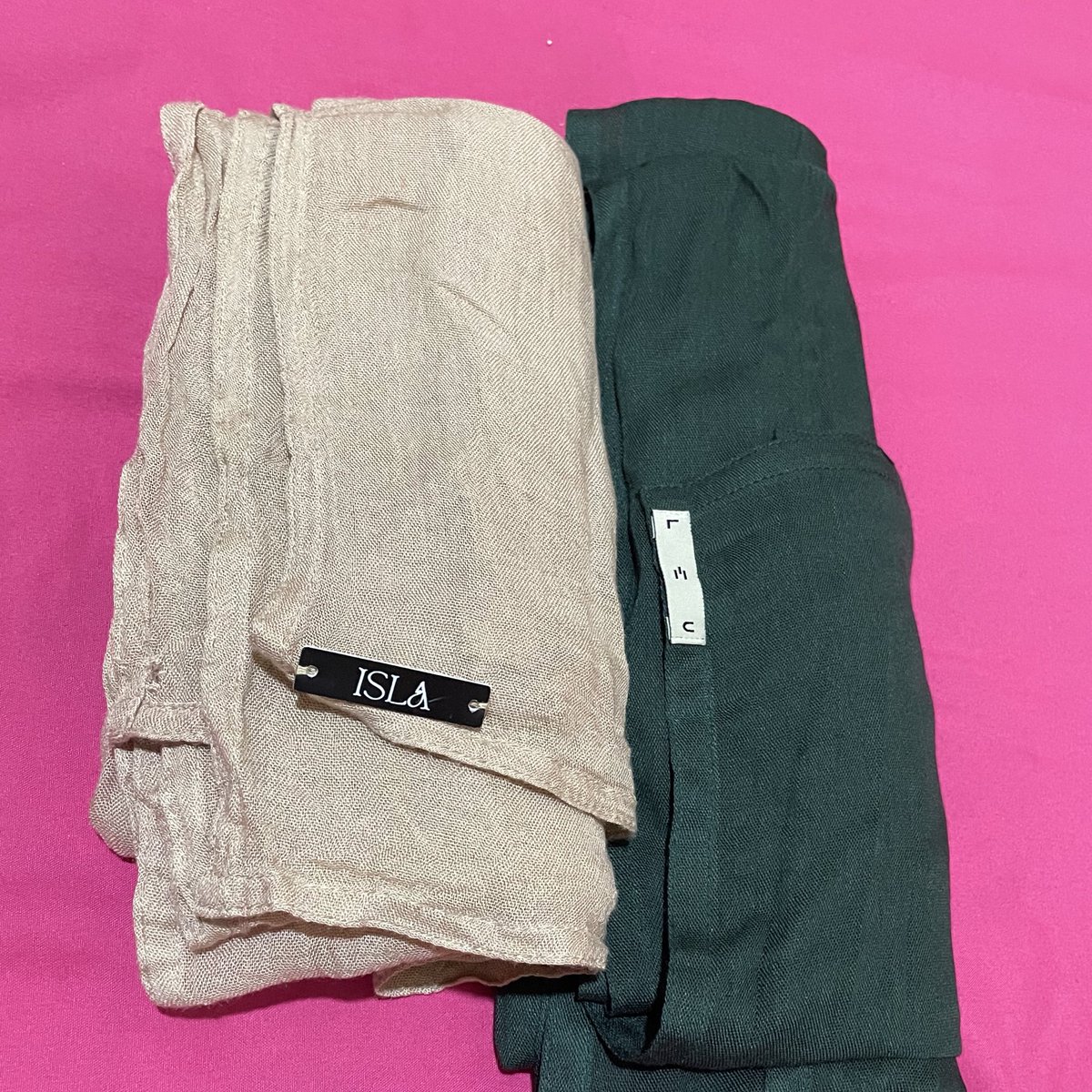girls angkut yuuu aku ada viscose dari leu dan isla
• leu nema evergreen 110k
• isla ecru 95k

masih in a GOOD condition yaa, ada bolong sedikit2 bekas pemakaian tapi look depannya masih oke bgt ga ada sobek atau berudul. 

bisa co via shopee dan keep untuk double date🤗