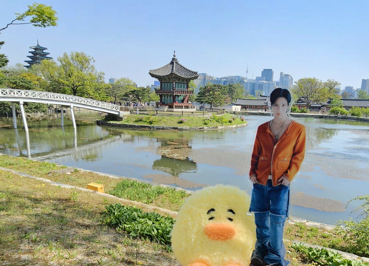 They used the same photo for Taemin's standee at KBEE 2025 that I have as an acrylic stand 😂🩵