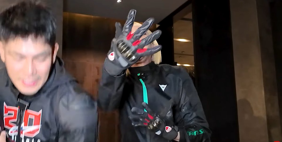 bentang benta sakin hahahah pls yung tuloy tuloy nagsasalita si ion habang nagtatransform na si vice to wolverine tapos muntikan pa matumba si ion HAHAHAHA awa sa dalawang to HAHA

#ViceGanda | #ViceIon | #IonPerez
🔗 youtu.be/8WVVNihDkIU?si…
