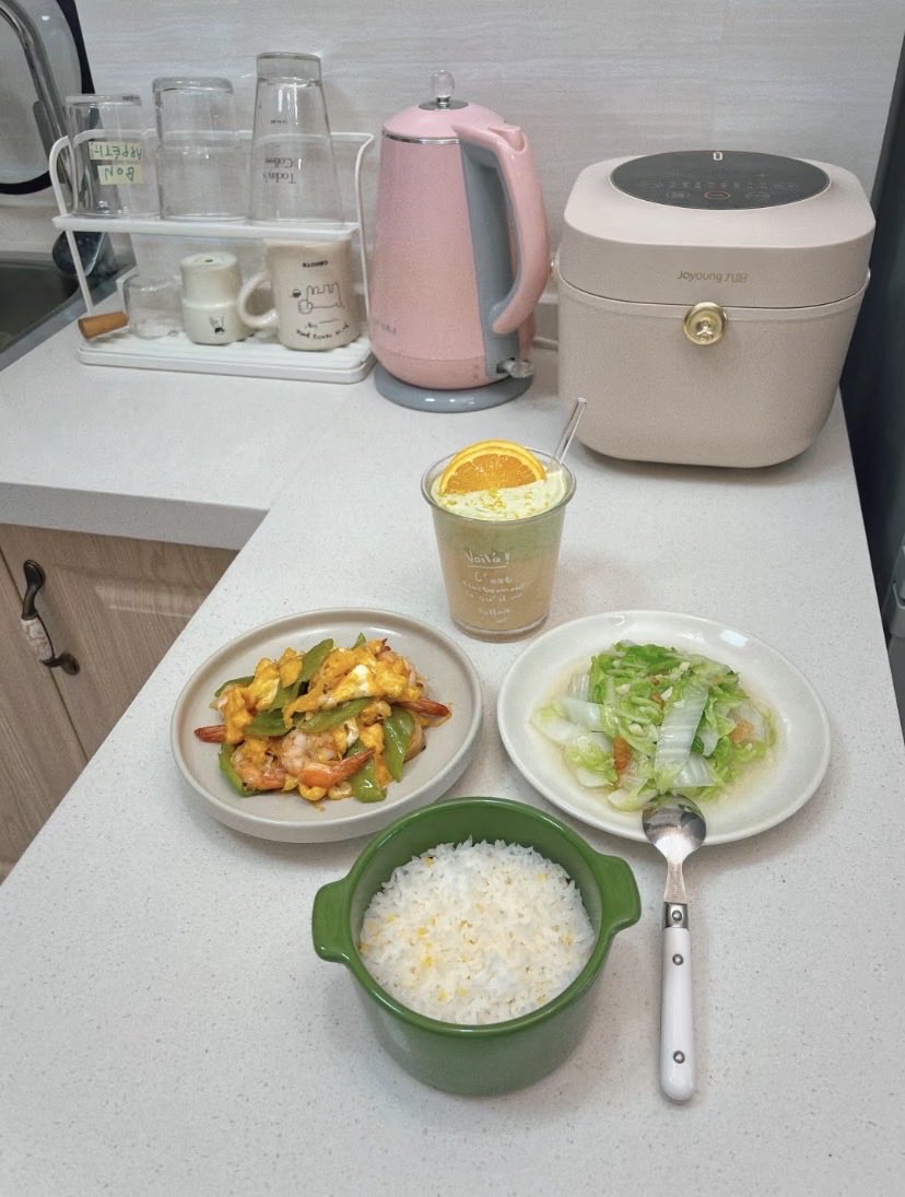 【家政小能手上线✨】
厨房卫生亮得能反光，锅碗瓢盆归位整整齐齐～
今天的餐食：青椒虾仁滑蛋鲜掉眉，清炒包菜脆嫩入味，配碗喷香米饭+清爽橙香饮品🍤🥬
卫生是我的底线，美味是我的加分项——把你家交给我，干净和好吃我都包圆！