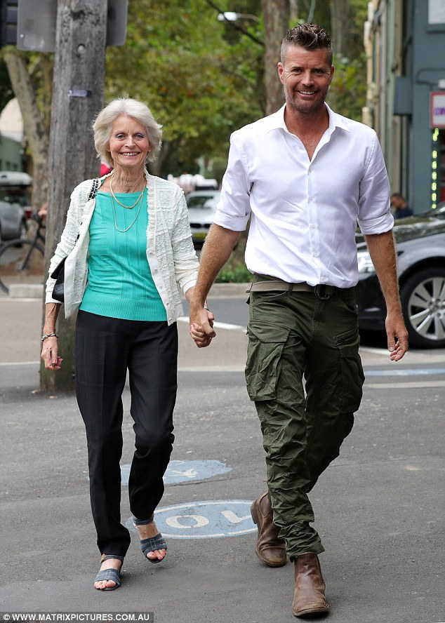 "EX-Celebrity Chef" [ANT1-V@X3R] Pete Evans
..is trending
Here she is showcasing her Crow's Feet [with a usual suspect]
Forehead is three times larger than her husbands
Mum's on train tracks, someone broke Pete's foot.
33 with shame to boot
#EGI