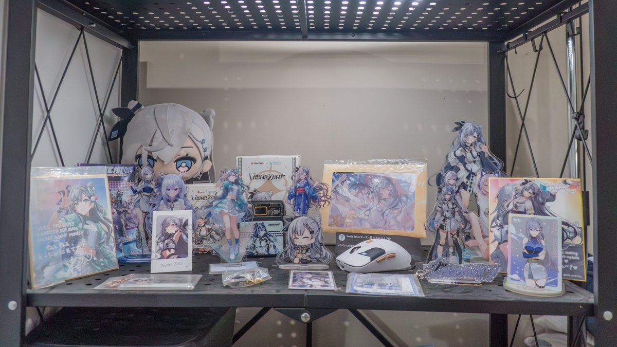 Mnaufalrandom's tweet image. Happy birthday for out secret agent Zetaa!!!! 🎉🎂

Thank you for the great moments that makes secretary happy and wishing you another wonderful year ahead!~✨

btw this is my merch collection shrine to celebrate your birthday!~🩶

#AgentTest3D #VestiaZeta #Zecretary #hololiveID