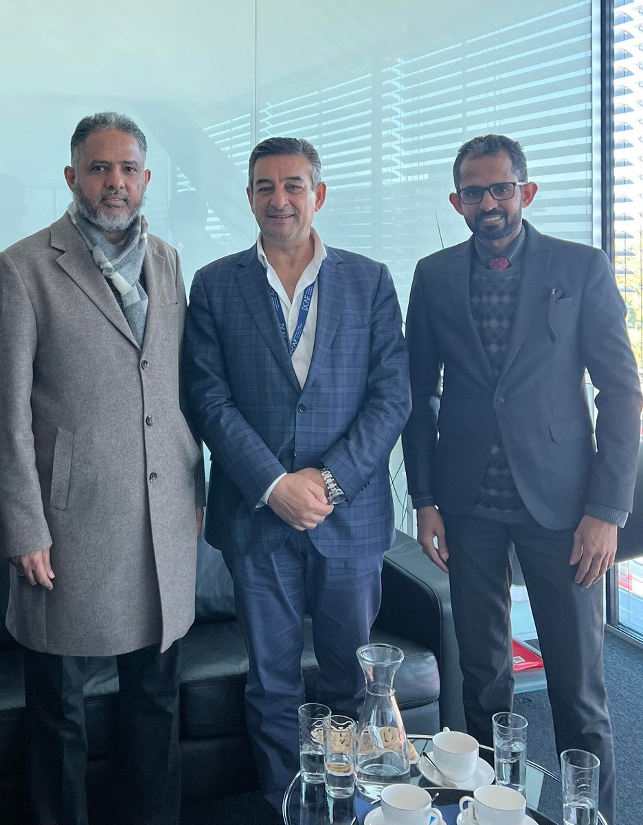كان اللقاء رائعا بالعزيز أيمن أيوب مدير دائرة الشرق الأوسط وشمال إفريقيا بمركز جنيف لحوكمة قطاع الأمن ( DCAF ) في مكتبه بمقر المركز في مدينة #جنيف السويسرية فشكرا على الدعوة وحسن الاستقبال وكرم الضيافة والشكر موصول للعزيز خلدون باكحيل <a href="/KBakahail/">Khaldoon Bakahail - خلدون باكحيل</a> منسق برنامج #اليمن في المركز