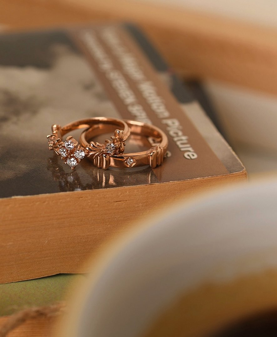 heidikwon's tweet image. True love collection
하트 모양이라는 같은 상징 아래, 남과 여, 서로 다른 디자인으로 완성되었습니다. 
두 개의 반지는
서로를 닮았지만 완전히 같지 않은
바로 ‘우리’의 관계처럼 이어져 있습니다.

같은 것을 나누기보다, 서로 다름을 존중하며 연결되는 사랑. 그 아름다운 균형을 전합니다.