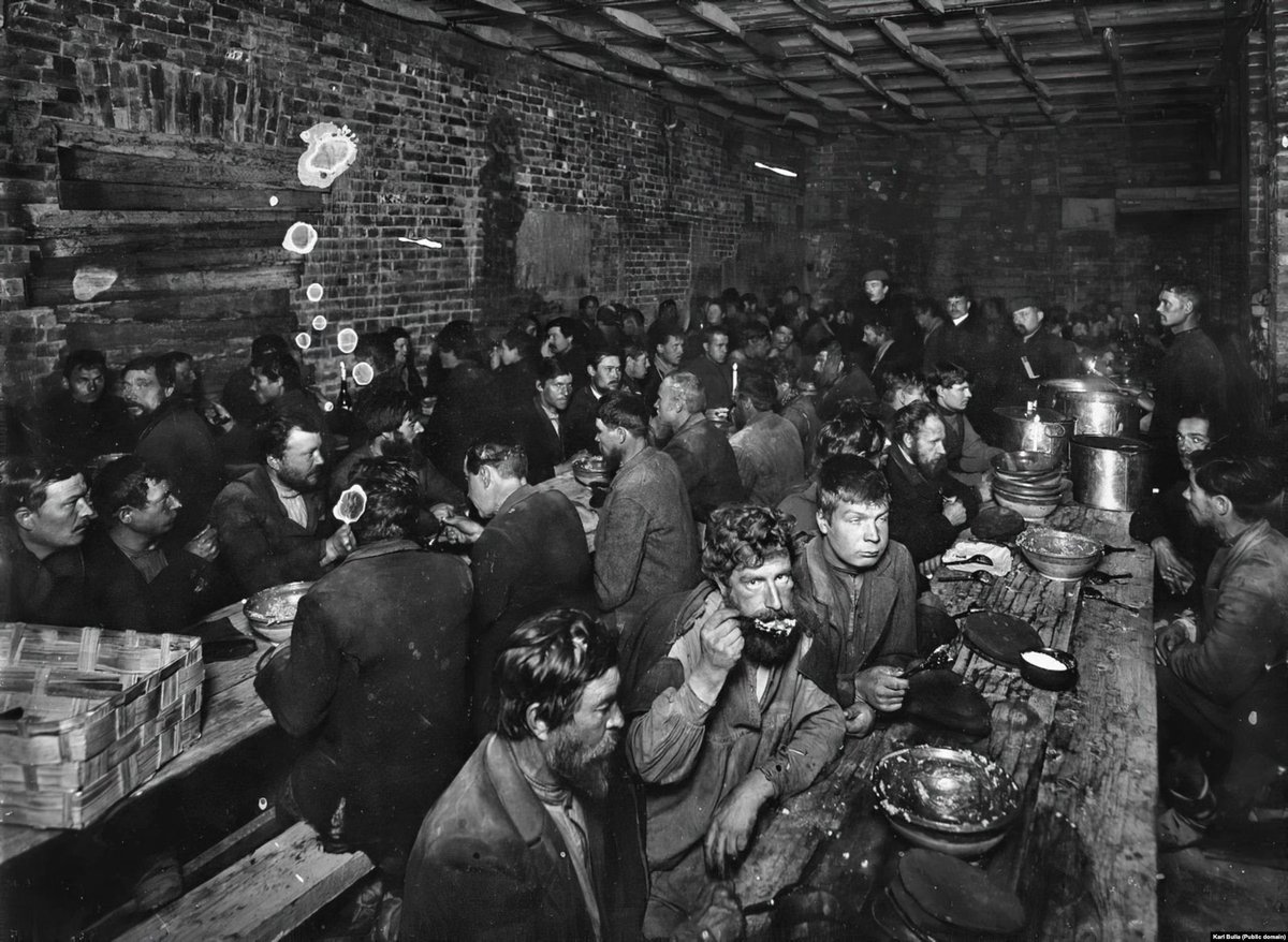 Ekim Devrimi'ne giden yol.

Çarlık Rusya'nın son yıllarını ölümsüzleştiren fotoğrafçı Karl Bulla'nın objektifinden; Ekim Devrimi'nden önce Çarlık Rusya'nın iki farklı yüzü. 

Mazurka dans eğitimi alan soylular / çorba içen yoksullar. 

Saray vs Halk.