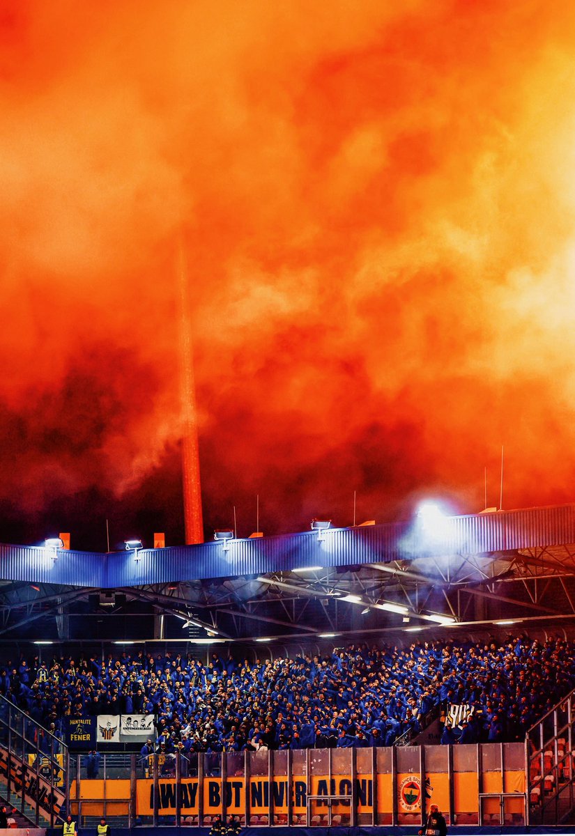 Yakar yıkar geçer, bütün dünyayı,
Adı Fenerbahçe… <a href="/GFBEUROPE/">GFB EUROPE</a>