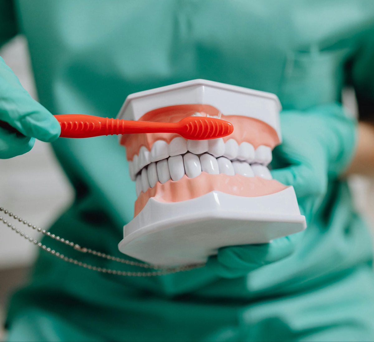 🦷 En France, la #PreventionDentaire s’arrête trop souvent aux enfants. Les adultes sont les grands oubliés. Il est urgent s’ouvrir la prévention à toustes: mieux vaut prévenir que réparer.

➡️ Lire le billet de l’un de nos membres dans notre rubrique « Dent pour dent » (nº4)