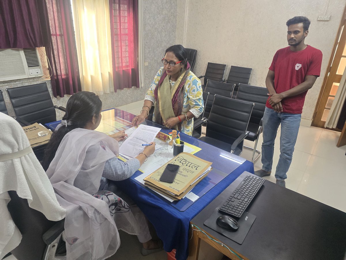 आज दिनांक 07.11.2025 को तहसील नानपारा में आये आम जनमानस की समस्याओं को सुना एवं सम्बन्धित अधिकारियों/कर्मचारियों को तत्काल नियमानुसार कार्यवाही हेतु निर्देशित किया।
<a href="/Akshay1_ias/">Akshay Tripathi</a> <a href="/bahraichpolice/">BAHRAICH POLICE</a> <a href="/DMBahraich/">DM BAHRAICH</a>