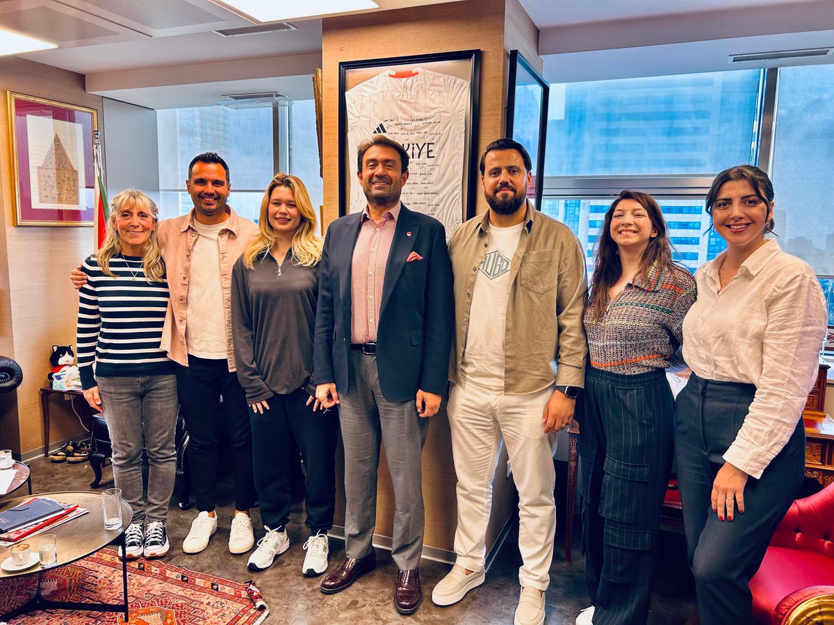 Para Yüzme Dünya Şampiyonası’nda 5 altın madalya kazanarak ülkemizi gururlandıran milli sporcumuz Defne Kurt, Türkiye Milli Paralimpik Komitesi’ni ziyaret etti. 

Arkadaki formada Paris’te madalya alan 35 sporcumuzun imzası var.  

Los Angeles 2028 sonrası Türkiye Milli